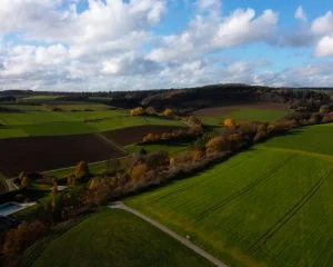 Ein Foto der Umgebung von grünen Wiesen und einem blauen Himmel